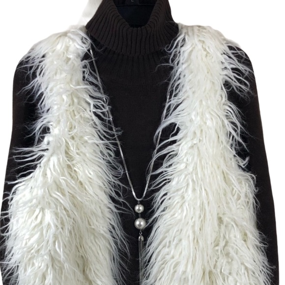 Kendall & Kylie Jackets & Blazers - {KENDALL & KYLIE} - HOST PICK WHITE FAUX FUR VEST